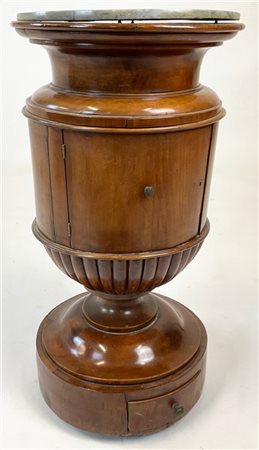 Mobiletto da centro a calice in noce con fronte ad un'anta e un cassetto alla b