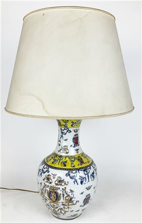 Vaso in porcellana policroma decorato con stemmi, montato a paralume recante ma