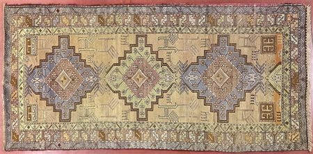 Tappeto Kars, Anatolia, secolo XX. Decoro con tre medaglioni romboidali nei ton