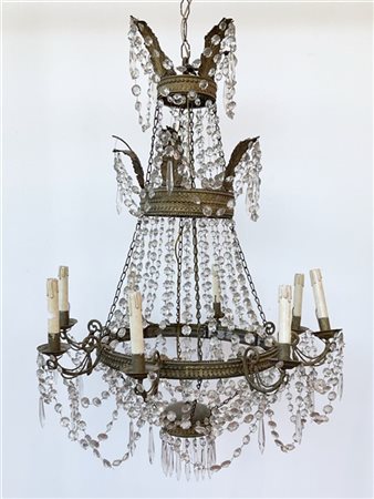 Lampadario a cesto in metallo sbalzato e daorato a otto luci decorato con caten