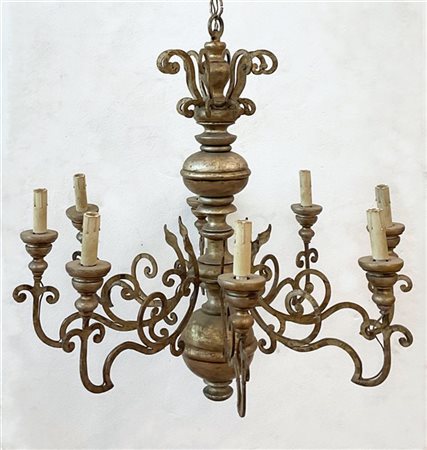 Lampadario in legno e metallo dorato a otto luci con corpo tornito e bracci sag