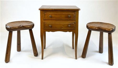 Lotto composto da un mobiletto a due cassetti con alte gambe mosse unito a due