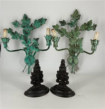Lotto composto da una coppia di appliques in metallo a patina verde con due luc