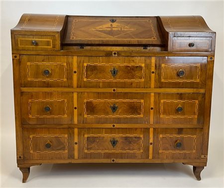 Ribalta lastronata in noce e radica di noce, filettata e intarsiata a paesaggio