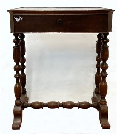 Tavolino da lavoro con fronte ad un cassetto e gambe con traversa tornite, seco