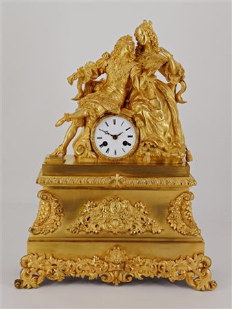 Pendola in bronzo dorato con base a plinto sormontatata da scena galante. Quadr