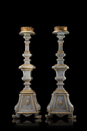 Coppia di grandi torciere tripodi di forma triangolare in legno laccato azzurro