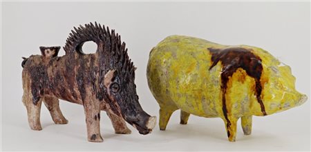 Lotto composto da una brocca a forma di cinghiale ed una scultura raffigurante