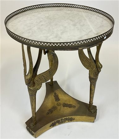 Gueridon in stile Impero in metallo dorato con piano circolare in marmo bianco,