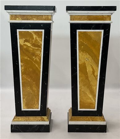 Coppia di alzate in legno dipinto a finto marmo, base e piano rettangolari con