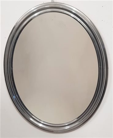Coppia di specchiere ovali con cornice in metallo nichelato. Secolo XX. (h cm 8