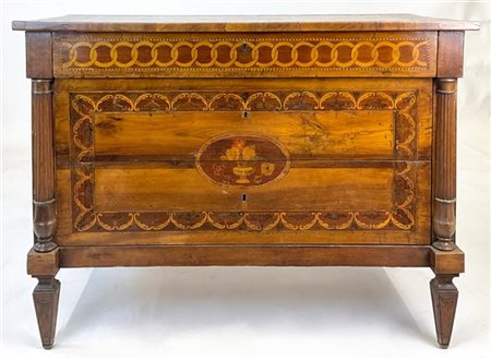 Cassettone in legni vari decorato da intarsi a volute e vasi fioriti entro rise