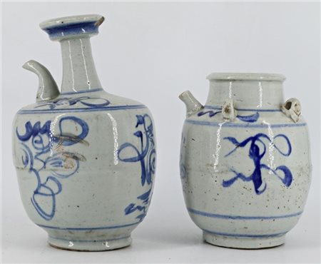 Lotto composto da due vasi in ceramica decorati in blu 
Manifattura orientale,