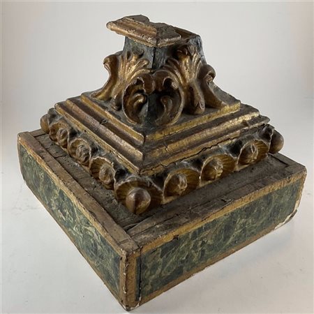 Antica base di forma quadrata in legno intagliato e dorato a fregi e volute e p