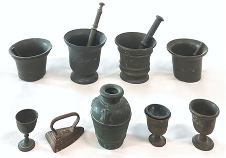 Lotto composto da quattro antichi mortai in bronzo con pestello, un vaso, tre c