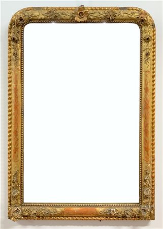 Caminiera in legno e stucco dorato con decori a fiori in rilievo e bordura perl