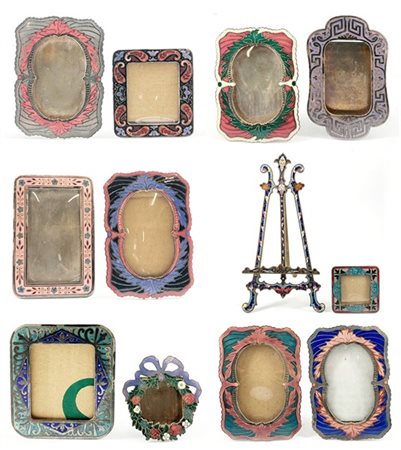 Lotto composto da venticinque piccole cornici portafoto in metallo argentato e