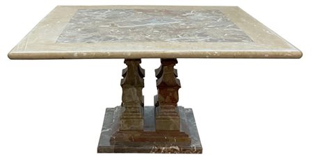 Tavolo con piano quadrato e gambe centrali a balaustro su base gradinata, reali