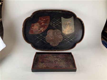 Lotto di due vassoi orientali in legno laccato con decori naturalistici (cm max