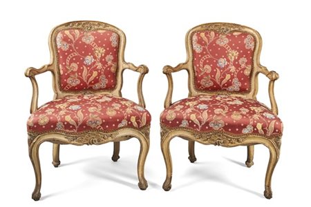 Coppia di poltrone in legno intagliato e laccato, seduta e schienale rivestiti