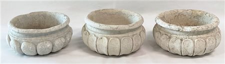 Lotto composto da tre diversi vasi circolari in pietra scolpita con bordo bacce