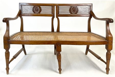 Divano a due posti in noce intagliato, schienale traforato centrato da rosoni,