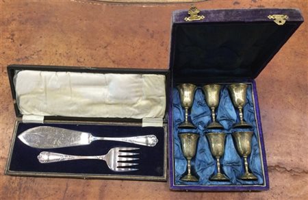Lotto composto da un set di sei calici e coppia di posate in metallo argentato,