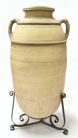 Anfora biansata in terracotta su base in ferro forgiato (h. tot cm 84) (difetti
