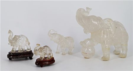 Lotto composto da quattro elefanti in cristallo e cristallo di rocca, di cui du
