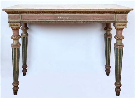 Console in legno intagliato, laccato e dorato con bordure perlinate e unghiate,