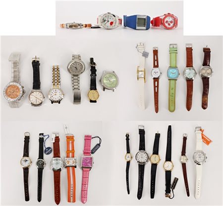 Lotto di ventisei orologi da polso in metallo in parte dorato, pietre incolori