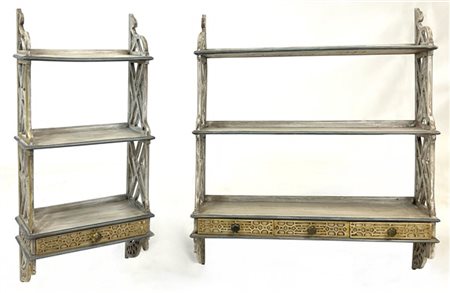 Due étagère pensili in legno laccato e dorato con cassetti nella fascia, montan