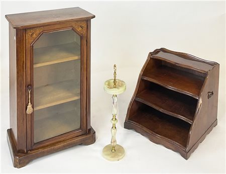 Lotto composto da una vetrinetta, una scaletta da biblioteca ed un posacenere d