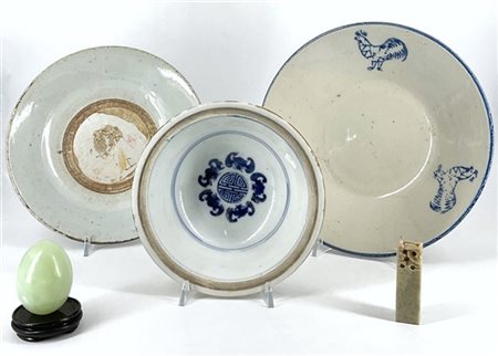 Lotto composto di tre piatti in porcellana, un sigillo e un fermacarte a forma