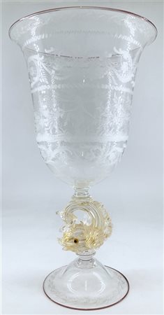 Manifattura di Murano. Grande vaso a calice in vetro inciso con sostegno in for