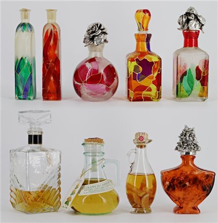 Lotto composto da numerose bottiglie in vetro e cristallo di forme e decori dif