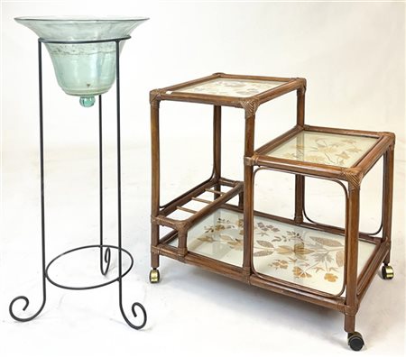 Lotto composto da un un carrello portavivande ed un trespolo portafiori con vas