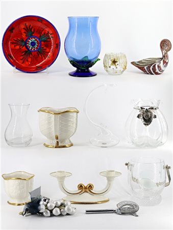 Lotto composto da numerosi oggetti in vetro e in ceramica di forme e decori dif