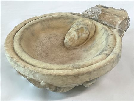 Antica acquasantiera in marmo scolpito con vasca circolare retta da mano e volt