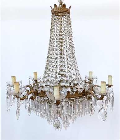 Lampadario a cesto a otto luci in stile Impero in metallo dorato e decorato con