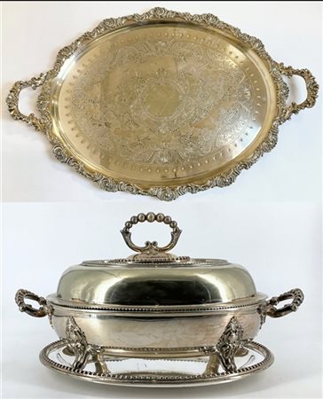 Lotto composto da un vassoio biansato in metallo argentato con piano ovale inci