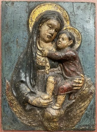 Ignoto "Madonna col Bambino" Antico rilievo in cartapesta dipinta e dorata. Sup