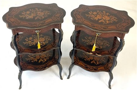 Coppia di tavolini a tre ripiani sagomati, impiallacciati e intarsiati a fiori