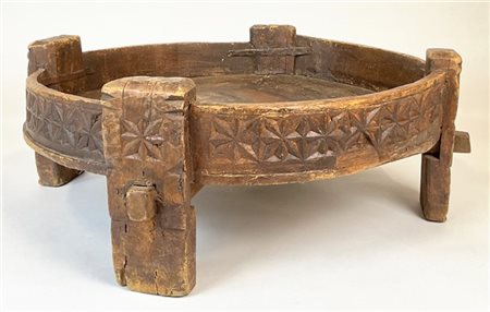 Arte africana. Base di forma circolare intagliata nel bordo a motivo stilizzato