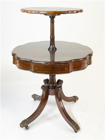 Tavolino a due ripiani sagomati in legni vari con piano superiore intarsiato a