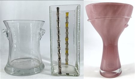 Manifatture differenti. Lotto composto da tre vasi in vetro di forme e decori d