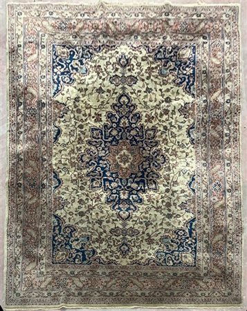 Tappeto Sparta, Anatolia, secolo XX. Decoro con grande medaglione blu su fondo