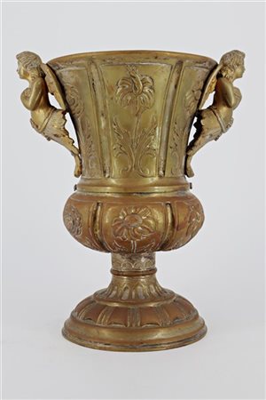 Vaso biansato in rame dorato con corpo sbalzato a decoro floreale, anse a busto