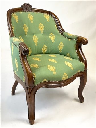 Poltrona a pozzetto in noce, braccioli terminanti a ricciolo, schienale sormont