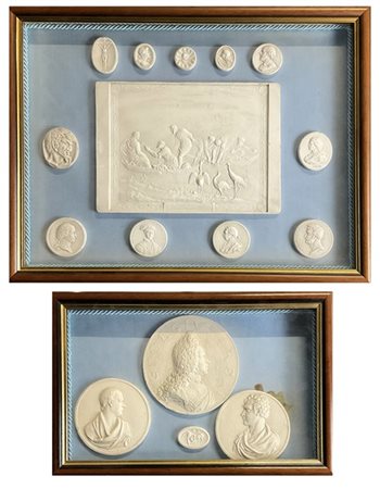 Lotto di due teche contenenti differenti calchi in gesso raffiguranti principal